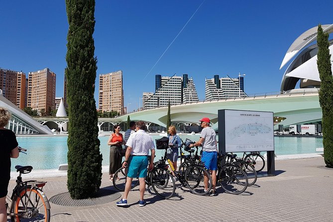 Bike tour with city guide from old to new - Jardi del Turia: the green lung stretch that makes the ride feel worth it