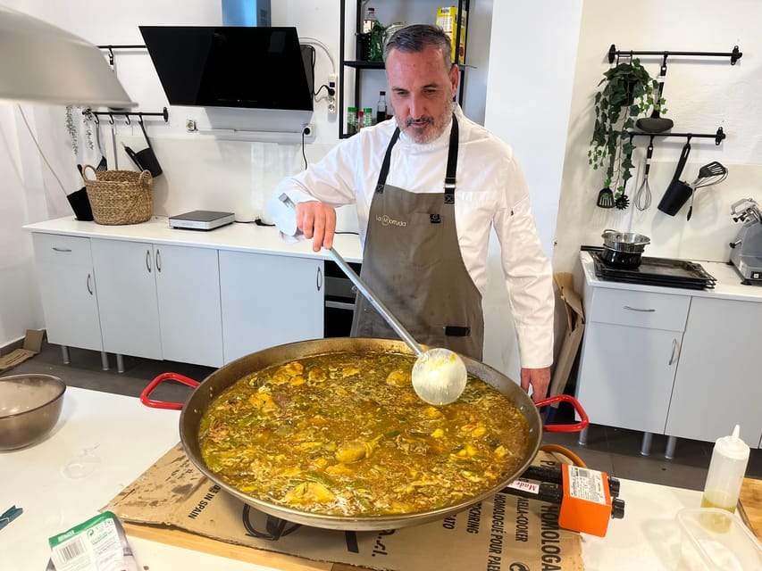 Class of Valencian Paella with welcome drinks and tapas - Two Hours In A Real Valencia Kitchen