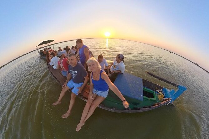 Excursion to the lagoon, sunset and boat ride. - The lagoon boat ride: where tranquility and bird-spotting meet