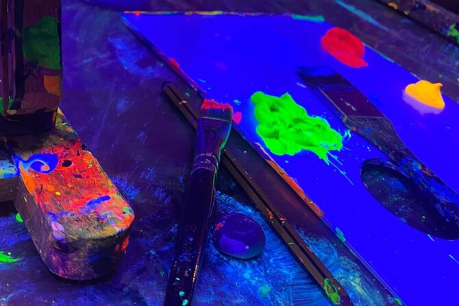 Paint a neon fluorescent picture while drinking unlimited wine - Price and value in Valencia for wine, materials, and guidance