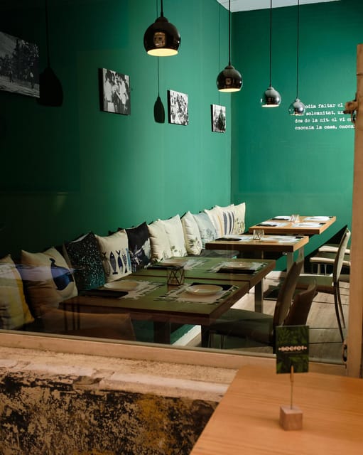 Secret Valencia Experience: The City and Its Flavors - Restaurant Secret: reserved table, welcome drink, and Mediterranean plates