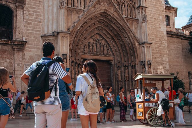 Valencia al completo en Bicicleta - Getting oriented at Serranos Towers (before the city speeds up)