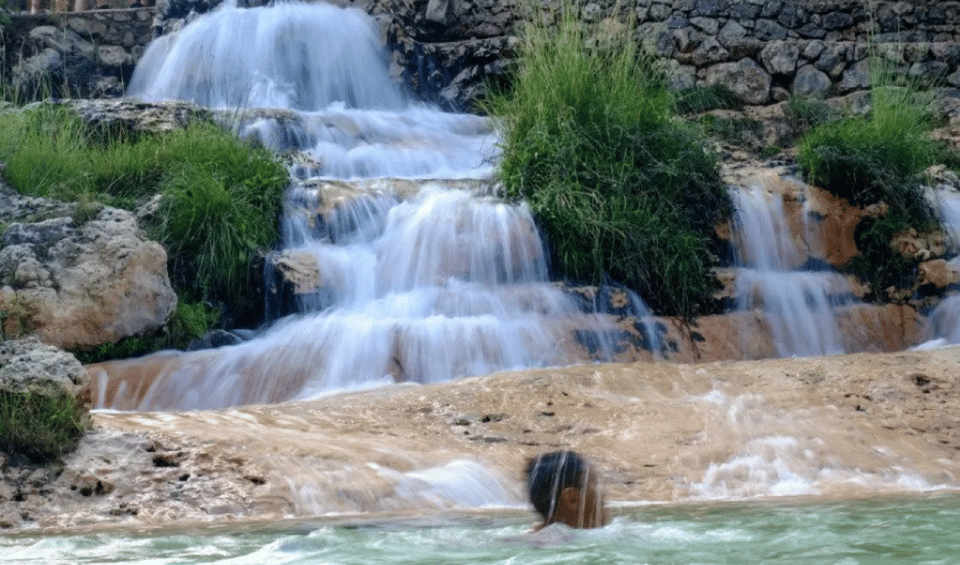 Valencia: Anna Alhambra and 3 Waterfalls Guided Tour - Anna and the Cervelló Palace: the Valencian Alhambra moment