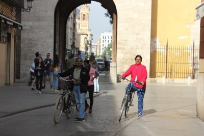 Valencia Bike Tour: Top Sights and City of Arts & Sciences - Plaza de la Virgen: the fast orientation stop that makes everything else click