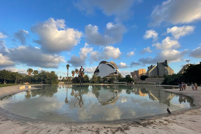 Valencia Bike Tour: Top Sights and City of Arts & Sciences - Pont del Mar: oranges, picnic vibes, and an easy pause