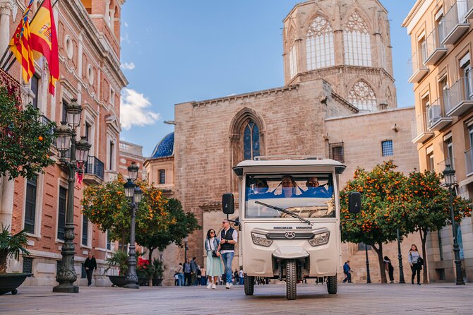 Valencia by Tuk Tuk i: Private tour 1 or 2 hours explore the city - Guides make the tour: English/Spanish, timing, and real flexibility
