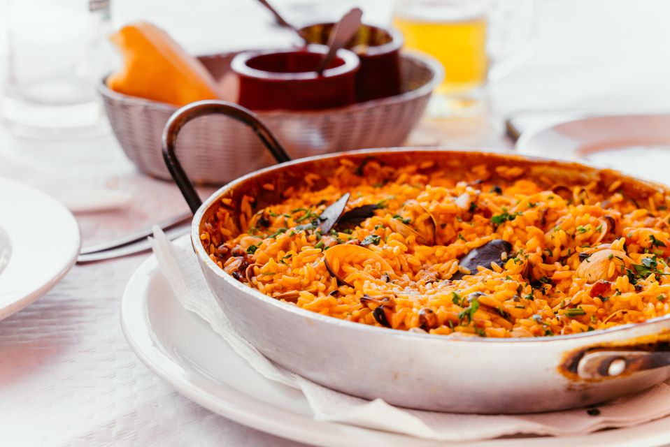 Valencia: Cooking Class of traditional spanish food - Paella Valenciana instruction: rice, seafood/meat, and the method behind it