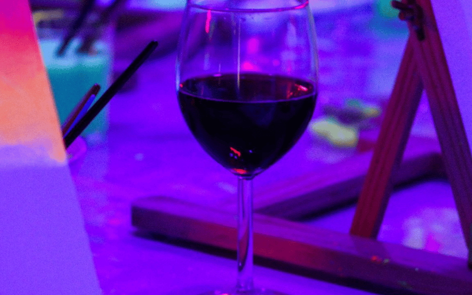 Valencia: Fluorescent painting workshop and wine - Fluorescent painting at The Art Wine House: what you really make