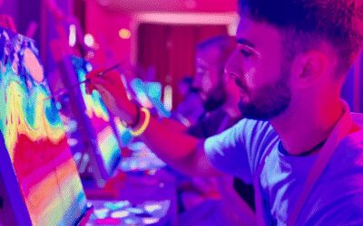 Valencia: Fluorescent painting workshop and wine - Your 2-hour flow in Valencia’s studio