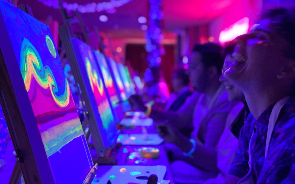 Valencia: Fluorescent painting workshop and wine - When this workshop is a great choice