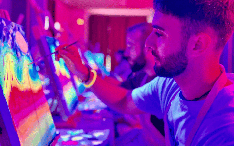 Valencia: Fluorescent painting workshop and wine - Your 2-hour flow in Valencia’s studio