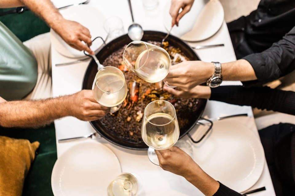 Valencia: Gourmet Food & Wine Tour - Finding your way: the five-statues fountain meetup