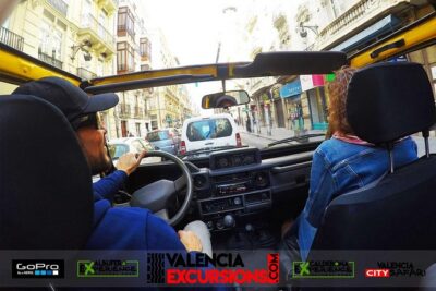 Valencia Highlights Tour by Jeep with Pick Up and Picnic - Plaza de la Reina and the Cathedral Area: Pretty Squares, Big Names