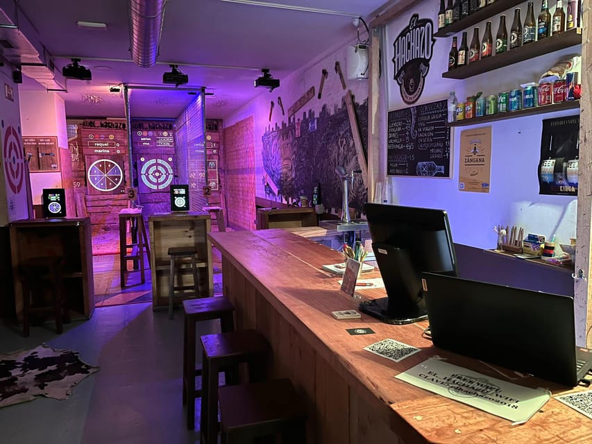Valencia: Interactive Axe Throwing 1h - Price and logistics: planning it so it doesn’t feel rushed