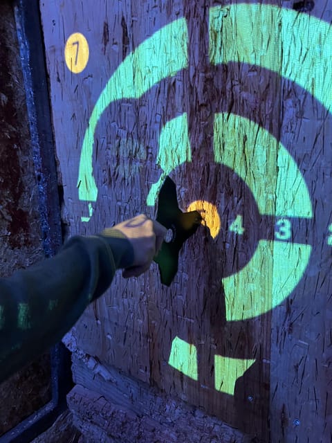 Valencia: Interactive Axe Throwing 1h - Arrive ready: what happens when you walk in