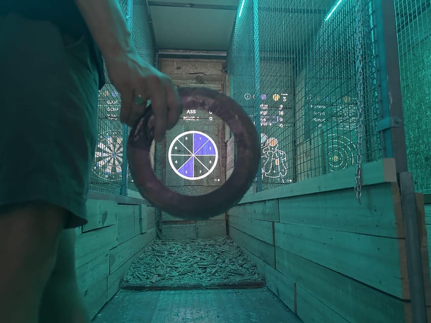 Valencia: Interactive Axe Throwing 1h - The safety briefing: boring for you, priceless for everyone