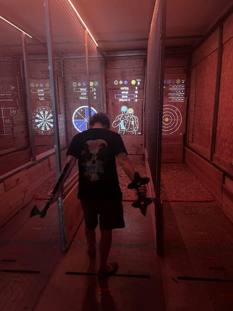 Valencia: Interactive Axe Throwing 1h - Learning to throw: technique plus confidence-building