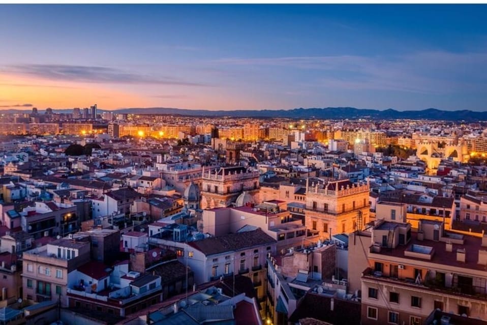 Valencia: Must-See Attractions Walking Tour - Start in Ciutat Vella: Carrer del Mur de Santa Anna and the rhythm of a 2-hour walk