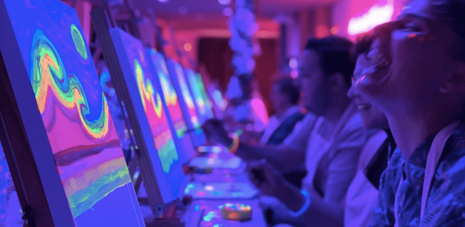 Valencia: Pinta un cuadro fluorescente y bebe vino - A neon canvas and a glass of wine: what the 2 hours really means
