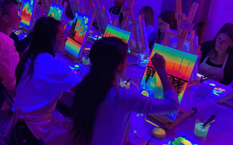 Valencia: Pinta un cuadro fluorescente y bebe vino - Step-by-step fluorescent painting (even if you’ve never painted)