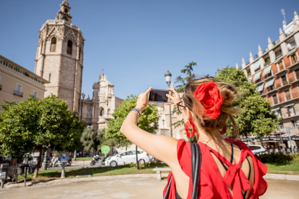 Valencia: Private Brunch Tour with Basic Spanish Learning - The tastings: café snacks, then a regional lunch moment