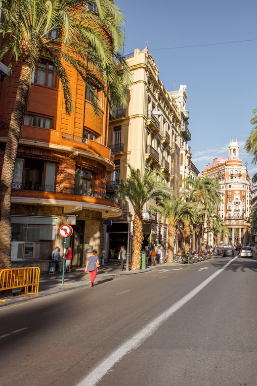 Valencia: Private Brunch Tour with Basic Spanish Learning - Old streets, anecdotes, and a guided walk that keeps you oriented