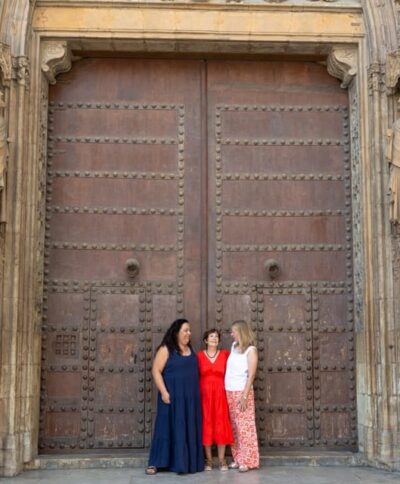Valencia: Private photo tour at the Ciutat Vella - The real plan: McDonald’s start, then Plaça de la Verge, then Turia Gardens