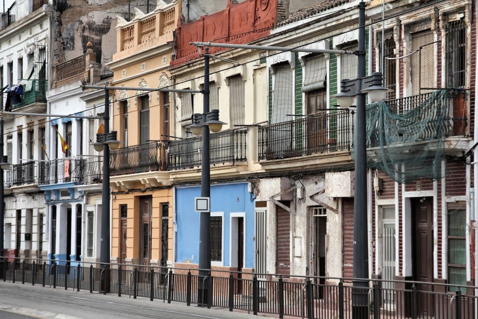 Valencia: Self-guided Audio Tour on Your Smartphone - How the audio tour guides you when you’re walking solo