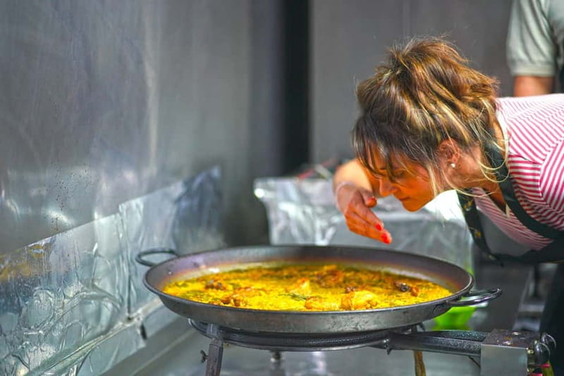 Valencia: Traditional Paella Cooking Class and Dinner - The Small-Group Kitchen Setup (Up to 8) and Your Chef’s Teaching Style
