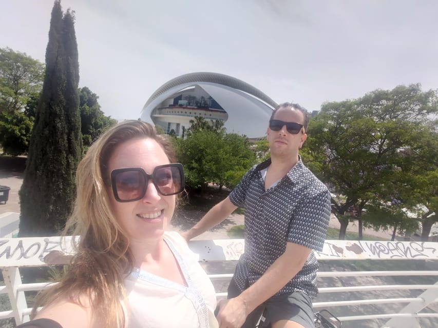 Valencia: Turia Park Guided Bike Tour - Serranos Towers stop: medieval gate, real stories, real photo time