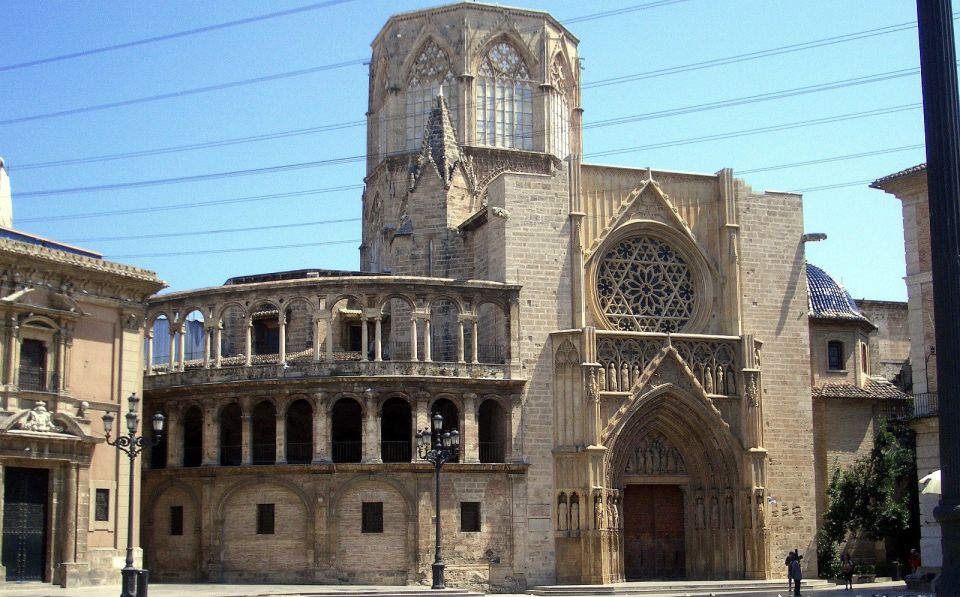 Valencia: Walking Tour of the Medieval City Center - Torres de Serranos: A Monumental City Gate With Big Power Energy