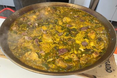 Valencian Paella class with welcome drinks and tapas - The cooking station vibe: an authentic kitchen, real work, not a demo