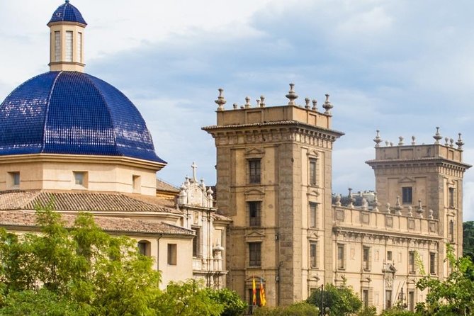 Walking in Valencia - Plaza Redonda: The Round Square and Craft That Still Hangs Around