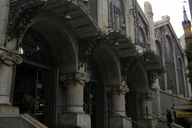 Walking in Valencia - Plaza de la Reina: The Cathedral Axis and Old Town Symbols